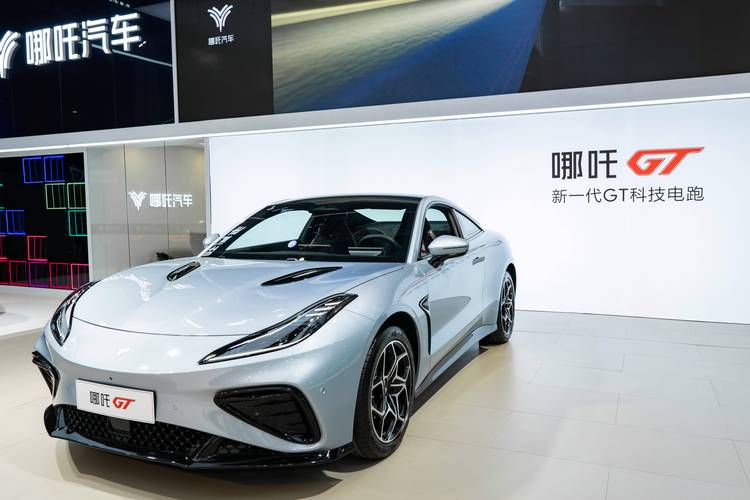 成都154哪吒汽车在智能汽车领域的表现，领途汽车在新能源汽车市场中的影响力